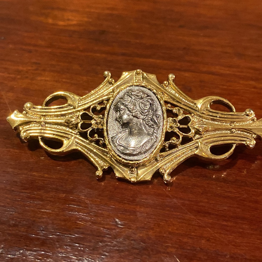 1928 Brand Brooch in Gold Tone   Lovely Brooch